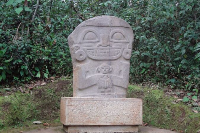 Paisaje / Mirador: Panorámica de las montañas del Huila durante el recorrido por el parque arqueológico.
