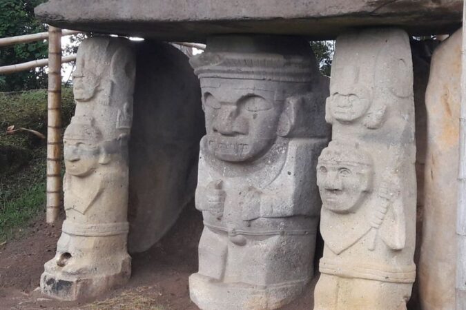 Detalle de Estatua: Primer plano de los detalles tallados en las estatuas de la cultura agustiniana.