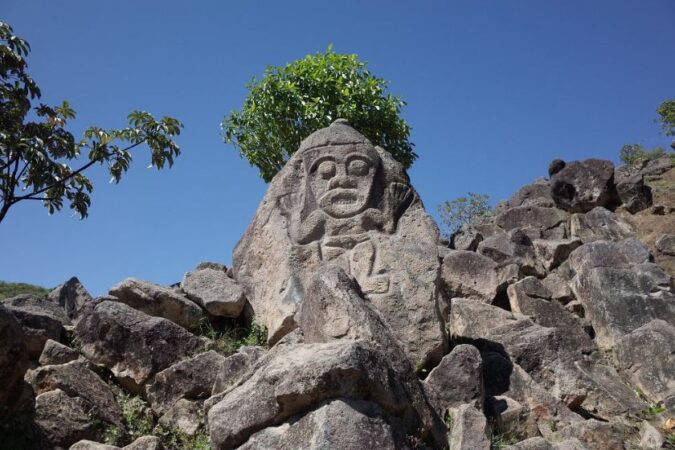 La Chaquira: Escultura tallada en piedra La Chaquira con vista al cañón del río Magdalena en San Agustín.