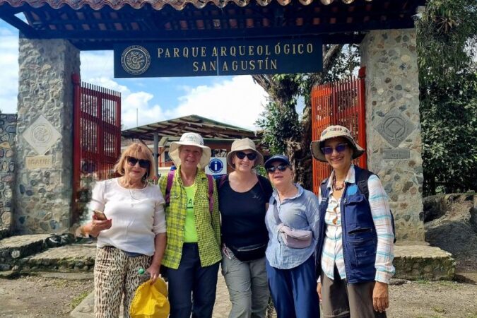 Experiencia de Tour: Grupo de turistas disfrutando de una caminata guiada por el Parque Arqueológico de San Agustín.