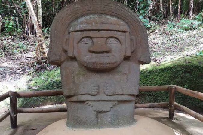 Bosque de las Estatuas: Sendero rodeado de esculturas antiguas en el Bosque de las Estatuas de San Agustín.