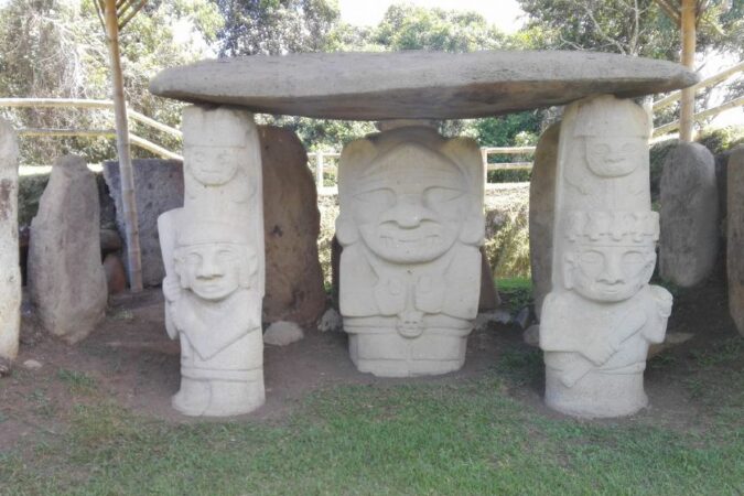 Mesita B: Esculturas precolombinas protegidas en la Mesita B de la zona arqueológica del Huila.