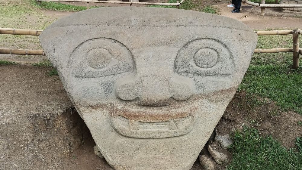 Tour guiado al Parque Arqueológico de San Agustín Huila con Destinos Tours.