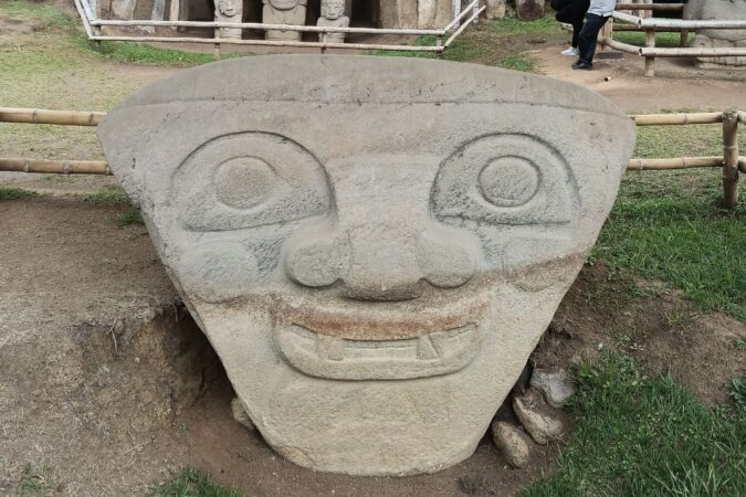 Tour guiado al Parque Arqueológico de San Agustín Huila con Destinos Tours.