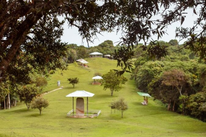 Alto de los Ídolos: Sarcófagos y estatuas de piedra en el sitio arqueológico Alto de los Ídolos en Isnos, Huila.