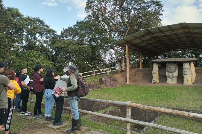 Mesita C: Vestigios y montículos funerarios en la Mesita C del complejo arqueológico.