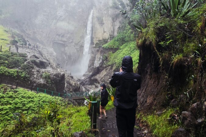 Senderismo frente a la Cascada San Antonio en el Parque Nacional Natural Puracé, Cauca